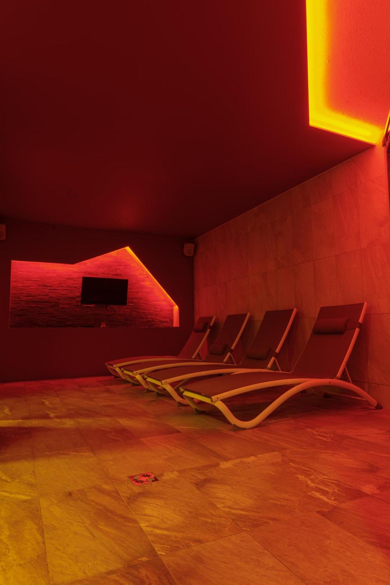 Hotel Kuenstleralm Капрун Екстериор снимка
