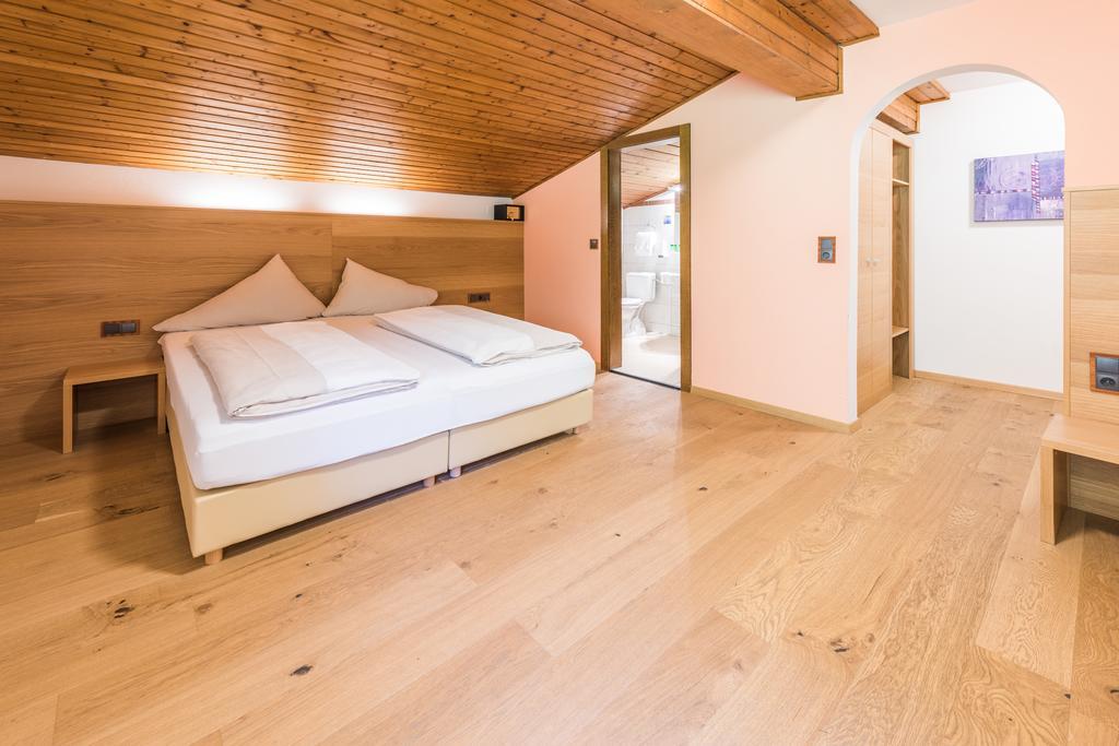 Hotel Kuenstleralm Капрун Екстериор снимка