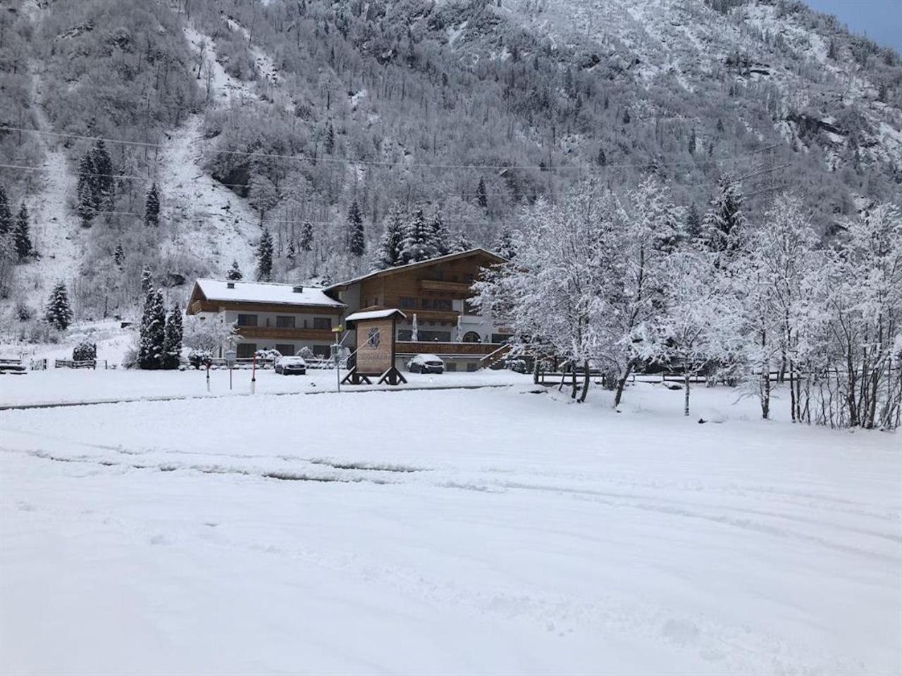Hotel Kuenstleralm Капрун Екстериор снимка